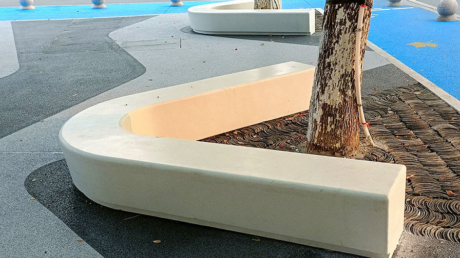 Semi-enclosed tree bench